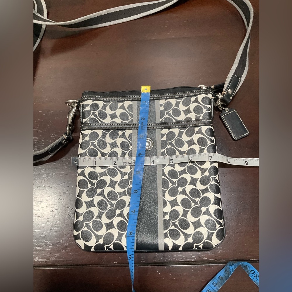 COACH BLACK AND WHITE C LOGO CROSSBODY SWINGPACK - Picture 7 of 8